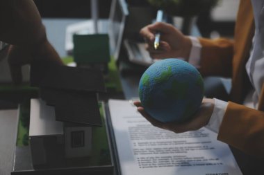 Karbon dengeli fiyat raporu CO2 emisyonu. ESG etik KOBİ ofisindeki gelecekteki büyüme ağı sıfır atığı küresel ısınma sosyal meseleleri projesini koruyor. Bir grup Asyalı SDG 'nin planı