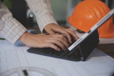 Mühendisler toplantı yapıyor ve ofiste bir planı tartışıyorlar. Mühendislik araçları ve inşaat konsepti