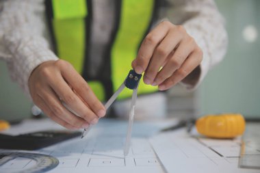 Mühendisler toplantı yapıyor ve ofiste bir planı tartışıyorlar. Mühendislik araçları ve inşaat konsepti