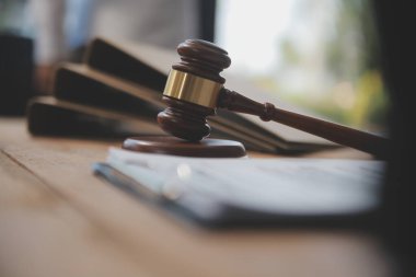 Yargıç Gavin ve Adalet Avukatları hukuk firmasının arka planında takım toplantısı yapıyorlar. Hukuk ve Hukuk Hizmetleri kavramları.