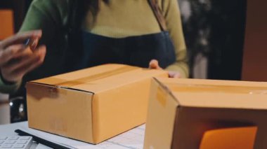 Kafede tabletli genç bir kız.