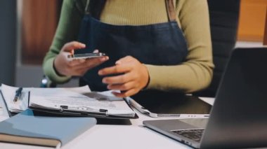 Ofisinde dizüstü bilgisayarla çalışan bir kadın.