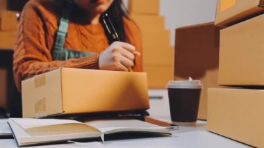 Ofisinde çalışan, not alan, dizüstü bilgisayarı üzerinde çalışan bir girişimci.