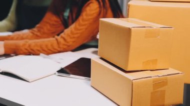 Karton kutularda teslimat kutuları