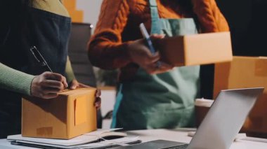 Dizüstü bilgisayarı olan genç kadın