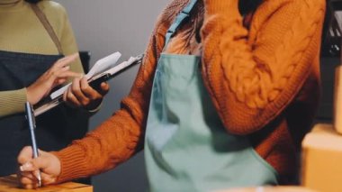 Bilgisayarı ve kredi kartı olan genç bir kız online mağazanın elinde.