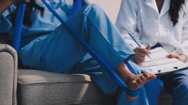 Hastanede tablet bilgisayarlı kadın doktor