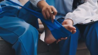 Steteskoplu genç Asyalı doktor.