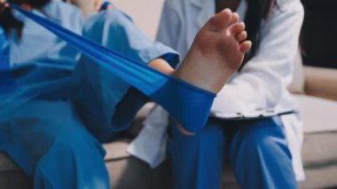 Üniformalı kadın doktor hastanede oturuyor.