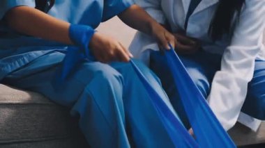 Mavi üniformalı kadın.