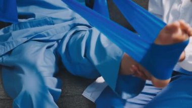 Hastanedeki hastaları muayene eden doktor.