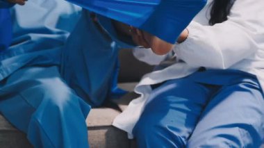 Üniformalı doktor el ele tutuşuyor ve tamam işareti, sağlık ve sağlık konsepti gösteriyor.