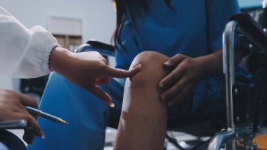 Doktor hasta elini tutuyor.