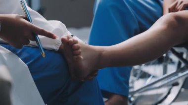 Hastane yatağında steteskoplu üniformalı genç bir kadın.