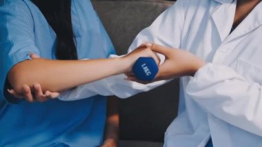 Doktor elinin tıbbi bir steteskop tutarken yakın plan.