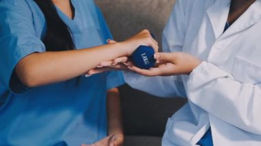 Doktor hastaya ilaç vererek yakın çekim