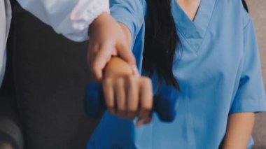 Steteskoplu kadın doktor.