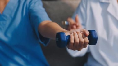 Hastanede steteskoplu doktor kadın eli var. Sağlık ve sağlık hizmeti kavramı.