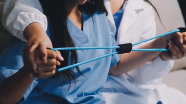 Hastane odasındaki bir hastayı kontrol etmek için akıllı telefon kullanarak doktor ellerini kapat.