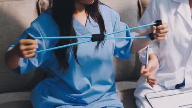 Steteskoplu kadın doktor.