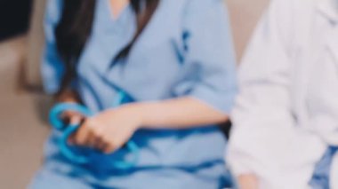 Arka plan bulanık. Tıbbi eldivenli bir doktor. Tıbbi bakım. Doktor.