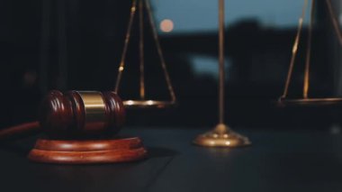 Adalet terazisi ve tokmak masada. Hukuk kavramı