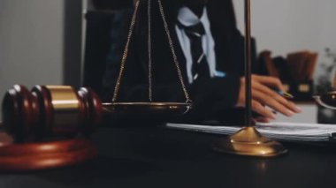 Hukuk ve hukuk kavramı. Avukat ya da avukat büro masasında çalışıyor, avukat ya da avukat masada bir belge ve belgelerle çalışıyor. Tokmak,