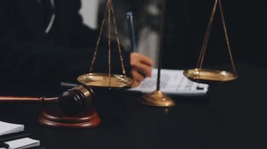 Yargıç Tokmak mahkeme salonunda.