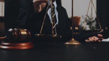 Yargıç Tokmak ve Yargıç mahkeme masasında.