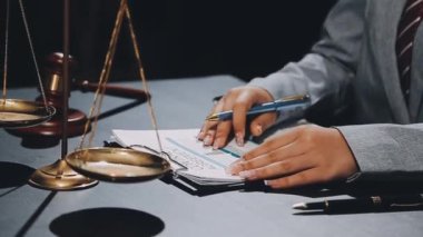 İş konsepti. Avukat ya da avukat ofiste belgelerle çalışıyor..