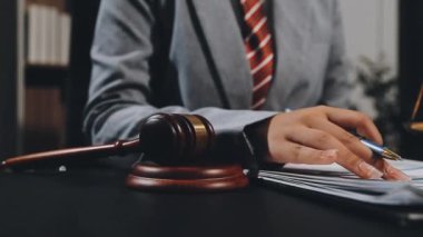 Avukat ofiste belgelerle çalışıyor.