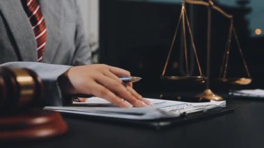 Yargıç Gagavel ve iş adamı masadalar..