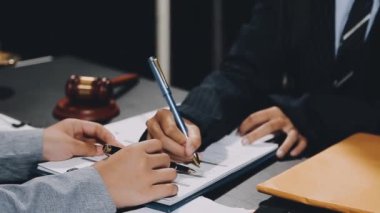 Ofisteki belgeye yazan işadamının kapatılması.