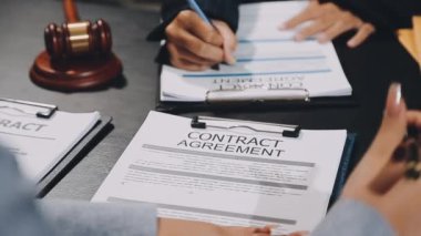 Ofiste çalışan iş adamları