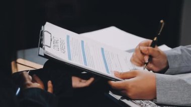 İş adamları ofiste toplanıyor.