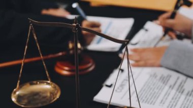 Avukat tokmak, hukuk ve avukat avukatıyla çalışıyor. Hukuk konsepti. yasal danışmanlık