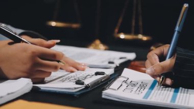 İşadamı mali belgeleriyle çalışma