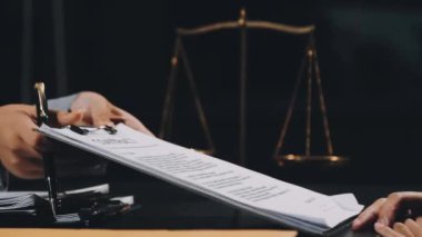 Avukat ya da avukat kontratı imzalıyor