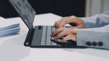 Ofiste dizüstü bilgisayarda çalışan adam