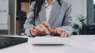 Kapat. Modern bir ofiste çalışan bir iş kadını..