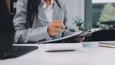 ofiste çalışan iş kadın.