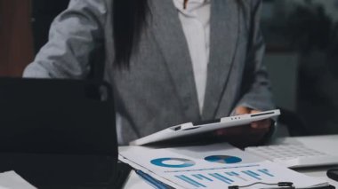 Tabletteki mali verileri analiz eden iş kadını