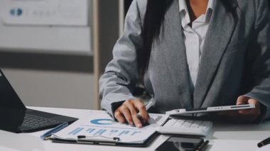 iş kadını tablet bilgisayarda çalışıyor