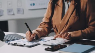 Modern ofis genç iş kadını