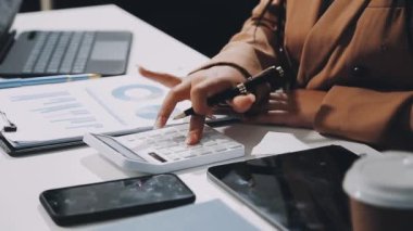 Ofiste Smartphone kullanan Genç Kadın