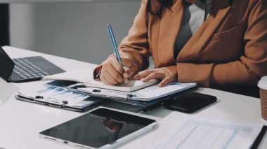 Ofiste deftere yazan kadın.