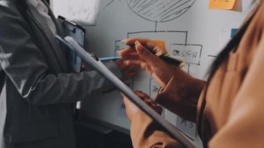 İş ekibi modern ofiste yeni bir projeyi tartışıyor.