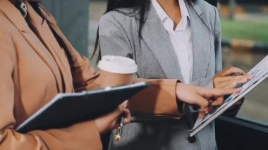 Elinde tabletle genç bir iş kadını.