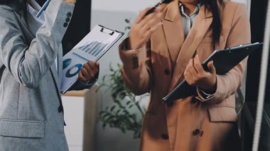 Ofiste belge ve tablet tutan iş kadınları