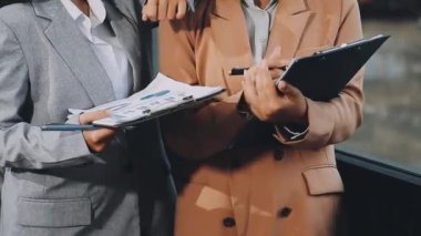 İki işadamı projeyle ilgili bir planı tartışıyorlar..